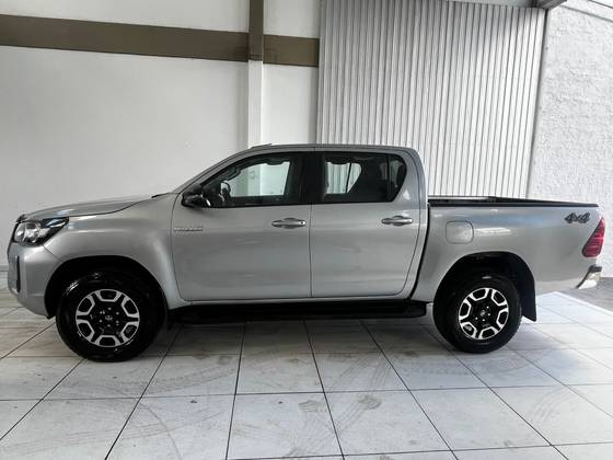 TOYOTA HILUX 2.8 D-4D TURBO DIESEL CD SR 4X4 AUTOMÁTICO